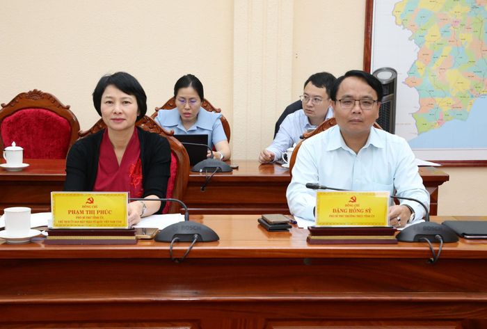 Đồng chí Đặng Hồng Sỹ, Phó Bí thư Thường trực Tỉnh ủy (bên phải) và đồng chí Phạm Thị Phúc, Phó Bí thư Tỉnh ủy, Chủ tịch Ủy ban MTTQ Việt Nam tỉnh (bên trái) tham dự cuộc họp