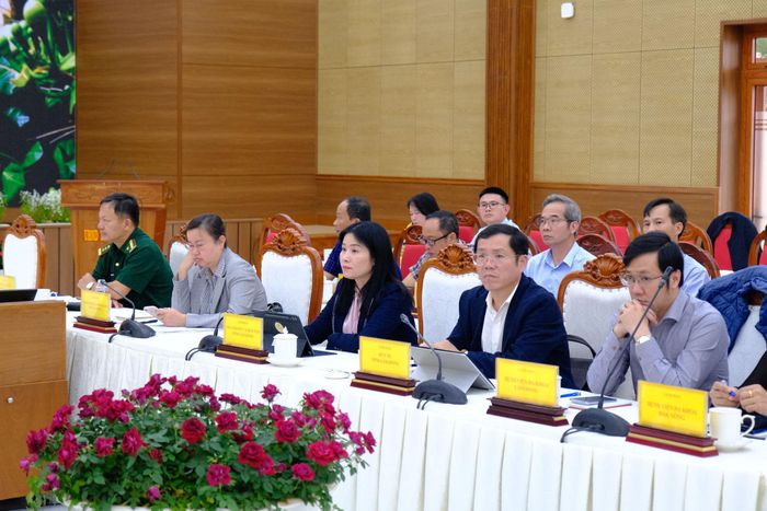 Đại diện lãnh đạo các sở, ngành tham dự buổi làm việc