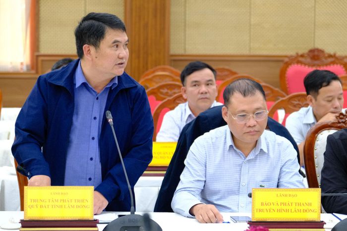 Ông Lê Văn Tạo, Phó Giám đốc Trung tâm Phát triển quỹ đất báo cáo tiến độ thực hiện giải ngân vốn của đơn vị