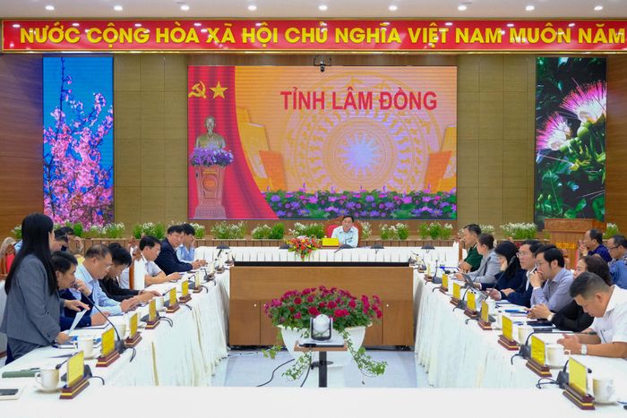 Quang cảnh buổi làm việc