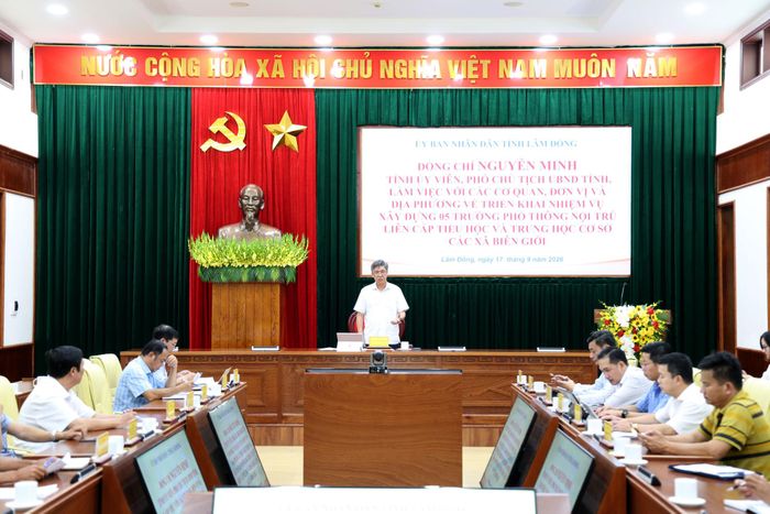 Phó Chủ tịch UBND tỉnh Lâm Đồng Nguyễn Minh làm việc với chủ đầu tư và các nhà thầu thi công dự án trường nội trú liên cấp khu vực biên giới