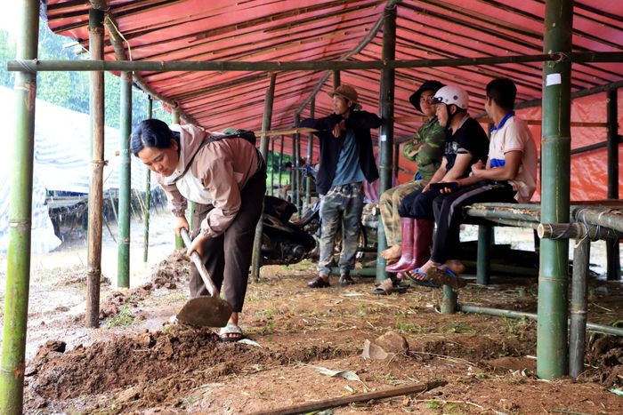 Di dời dân về nơi trú tạm