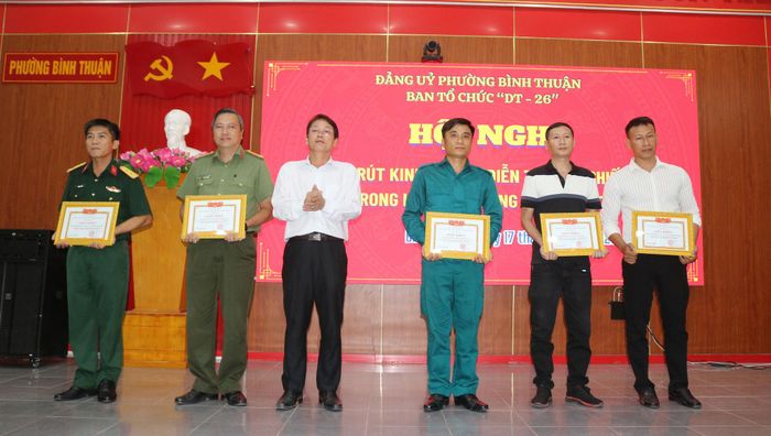 Các tập thể, cá nhân nhận giấy khen.