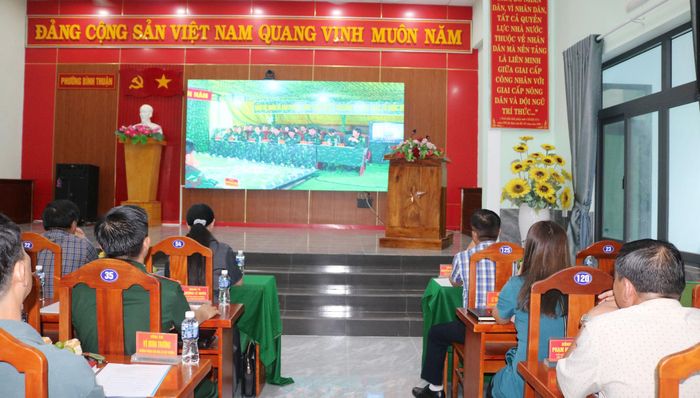 Các đại biểu xem video báo cáo kết quả diễn tập.