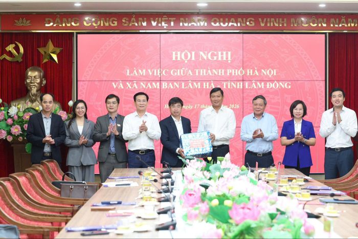 Lãnh đạo xã Nam Ban Lâm Hà (Lâm Đồng) và TP. Hà Nội trao nhau những món quà ý nghĩa