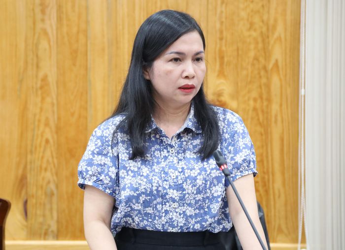 Phó Giám đốc Sở Giáo dục và Đào tạo tỉnh Lâm Đồng Nguyễn Thị Thu trao đổi về công tác khám sức khỏe miễn phí cho học sinh