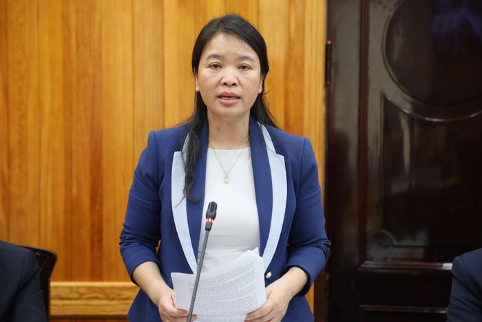 Giám đốc Sở Y tế Lâm Đồng Huỳnh Thị Phương Duyên trao đổi hướng giải quyết các khó khăn trong công tác khám sức khỏe định kỳ, khám sàng lọc miễn phí cho người dân