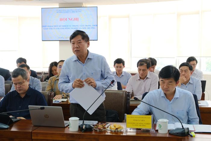 Phó Giám đốc Sở Nông nghiệp và Môi trường Nguyễn Văn Chiến nêu ý kiến tại buổi làm việc
