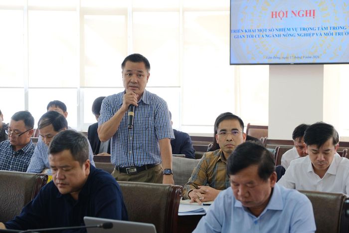 Đại diện các phòng chuyên môn Sở Nông nghiệp và Môi trường báo cáo tại buổi làm việc