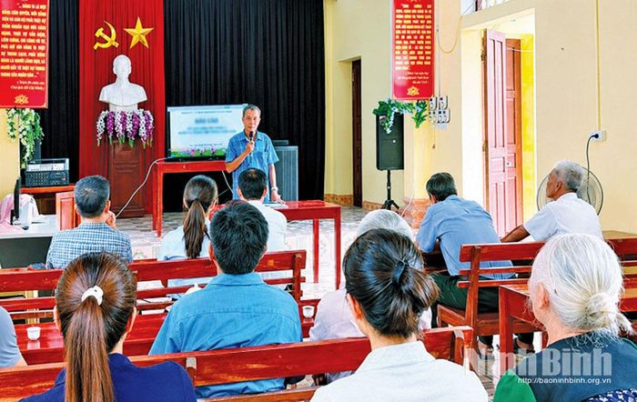 Cấp ủy Chi bộ thôn Địch Lộng, xã Gia Trấn quán triệt Quy định 207-QĐ/TW của Ban Chấp hành Trung ương Đảng về những điều đảng viên không được làm tại cuộc sinh hoạt chi bộ định kỳ.
