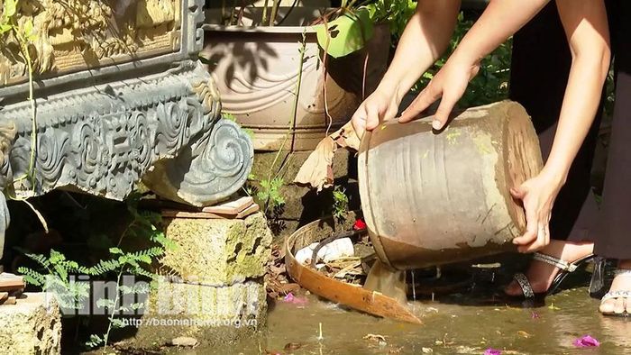 Người dân cần thường xuyên thực hiện các biện pháp vệ sinh môi trường, diệt lăng quăng/bọ gậy để phòng, chống dịch bệnh sốt xuất huyết.