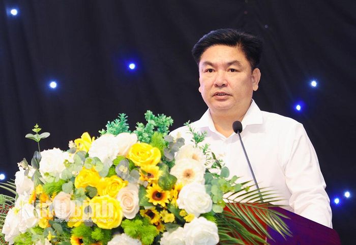 Đồng chí Phạm Duy Phong, Phó Giám đốc Sở Du lịch truyền đạt nội dung chuyên đề tại lớp bồi dưỡng.