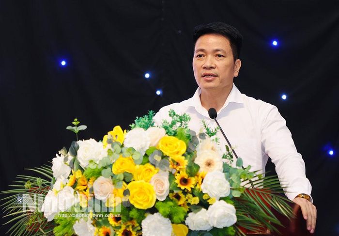 Đồng chí Nguyễn Văn Thuật, Phó Cục trưởng Cục Thông tin cơ sở và Thông tin đối ngoại (Bộ Văn hóá, Thể thao và Du lịch) truyền đạt nội dung chuyên đề tại lớp bồi dưỡng.