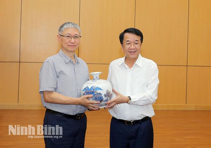 Đồng chí Nguyễn Thanh Bình, Phó Bí thư Tỉnh ủy, Chủ tịch UBND tỉnh tặng quà lưu niệm cho đại diện các doanh nghiệp FDI tại buổi làm việc.