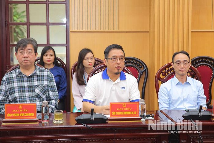 Đại diện Công ty ASIA VITAL COMPONNENTS CO. LTD phát biểu tại buổi làm việc.