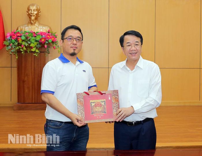 Đại diện các doanh nghiệp tặng quà lưu niệm cho đồng chí Nguyễn Thanh Bình, Phó Bí thư Tỉnh ủy, Chủ tịch UBND tỉnh.