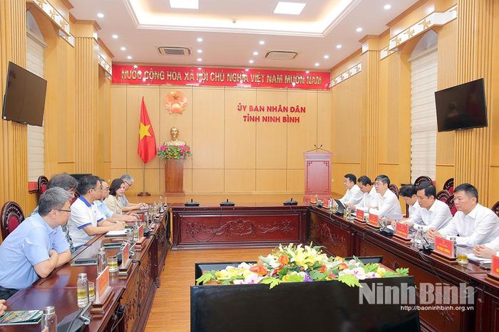 Quang cảnh buổi làm việc.