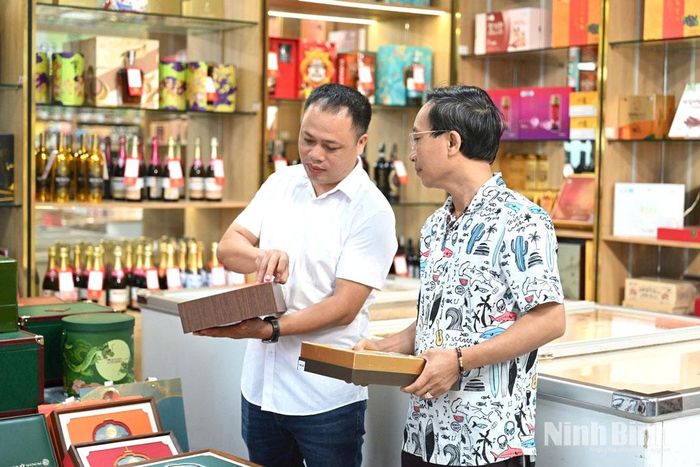 Khách hàng chọn mua bánh trung thu tại một cơ sở kinh doanh trên địa bàn phường Nam Định.