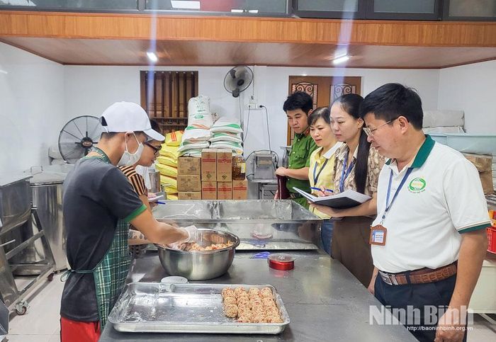Kiểm tra khâu chuẩn bị nguyên liệu làm bánh trung thu tại một cơ sở sản xuất bánh trung thu truyền thống.