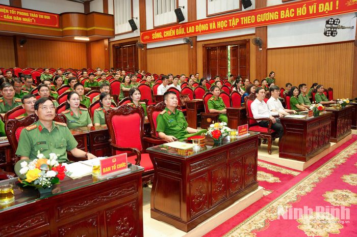 Các đại biểu dự buổi lễ.