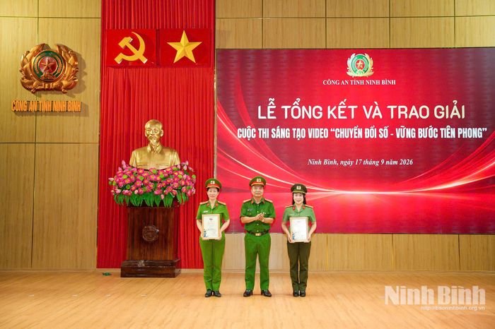 Ban Tổ chức trao giải cho các đơn vị, tác giả đạt giải A tại cuộc thi.