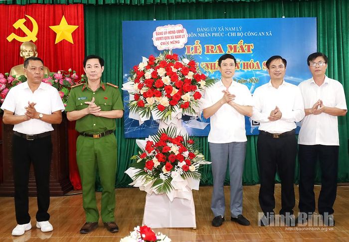 Các đồng chí Thường trực Đảng ủy xã Nam Lý tặng hoa chúc mừng thôn Nhân Phúc.