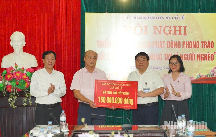 Đại diện cán bộ công chức UBND xã Cổ Lễ trao biển đăng ký gửi tiền tiết kiệm cho Phòng giao dịch Ngân hàng CSXH Trực Ninh.