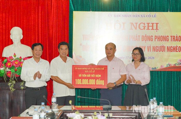 Đại diện Ủy ban MTTQ Việt Nam xã và các đoàn thể xã Cổ Lễ trao biển đăng ký gửi tiền tiết kiệm cho Phòng giao dịch Ngân hàng CSXH Trực Ninh.