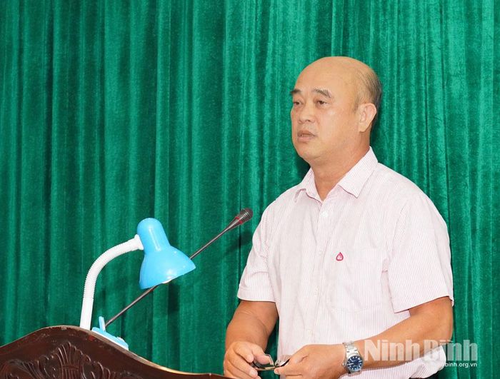 Lãnh đạo Phòng giao dịch NHCSXH Trực Ninh thông tin về kết quả triển khai thực hiện hoạt động tín dụng chính sách xã hội tại địa bàn.