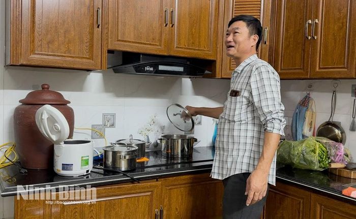 Nhờ hạ tầng lưới điện và nước sạch được duy trì ổn định, gia đình anh Trần Ngọc Tải, thôn Kênh Gà (xã Gia Viễn) vẫn đỏ lửa nấu nướng sinh hoạt bình thường.