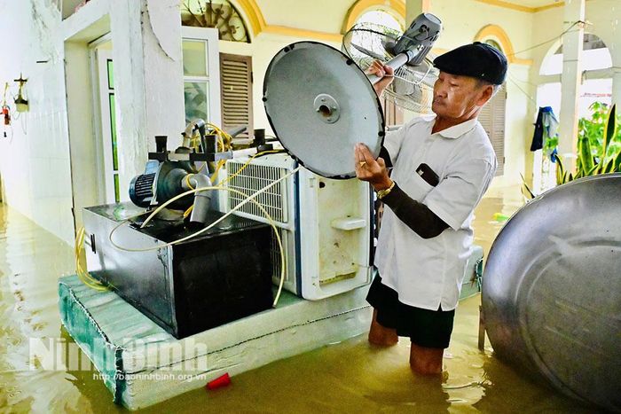 Người dân xã Gia Viễn chủ động kê cao đồ đạc khi lũ về.