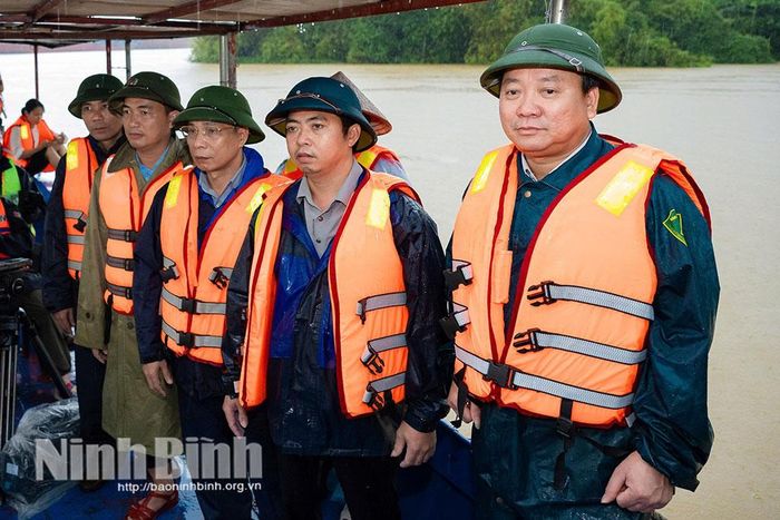 Lãnh đạo xã Gia Viễn kiểm tra, nắm bắt tình hình mưa lũ thực tế trên địa bàn thôn Kênh Gà.