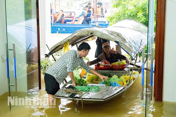 Người dân thôn Kênh Gà (xã Gia Viễn) vẫn duy trì nhịp sống, sinh hoạt và buôn bán hàng hóa bình thường trên những chiếc thuyền lưu động trong mùa nước lũ.