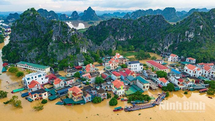 Nước lũ trên sông Hoàng Long dâng cao làm ngập lụt nhiều nhà dân ngoài đê, trũng thấp.