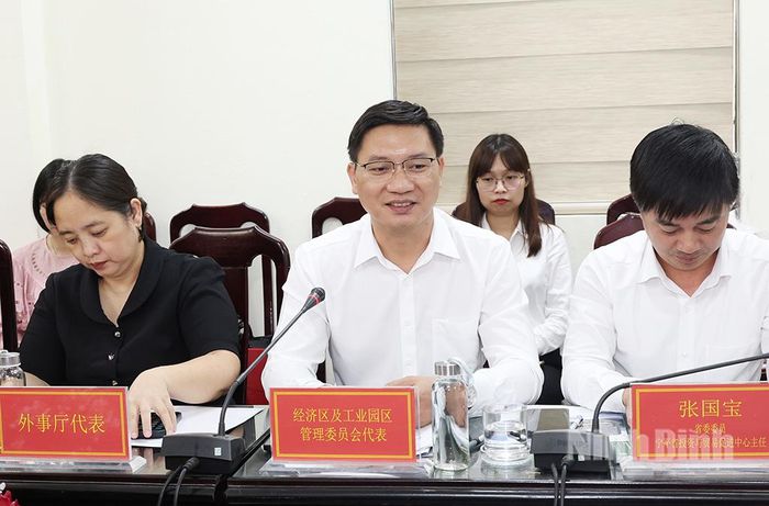 Đại biểu Ban Quản lý Khu kinh tế và các Khu công nghiệp tỉnh phát biểu tại buổi làm việc.