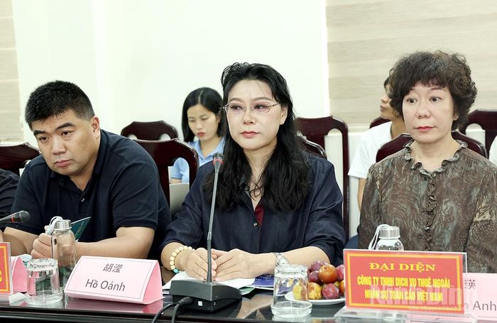 Bà Hồ Oánh, Phó Tổng Giám đốc Khu công nghiệp Dịch vụ Nguồn nhân lực Quốc tế Vân Nam phát biểu tại buổi làm việc.
