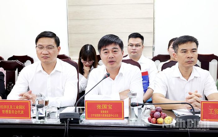 Đồng chí Trương Quốc Bảo, Tỉnh ủy viên, Giám đốc Trung tâm Xúc tiến đầu tư và thương mại tỉnh phát biểu giới thiệu môi trường, tiềm năng và định hướng đầu tư của tỉnh.