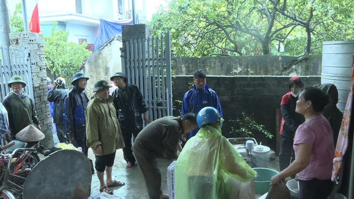 Lực lượng tại chỗ xã Tân Thanh hỗ trợ người dân vận chuyển đồ đạc, tài sản đến vị trí an toàn, chủ động ứng phó với mưa lũ. Ảnh: Trần Giang