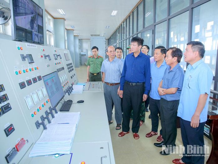 Đồng chí Bí thư Tỉnh ủy Trần Huy Tuấn và Đoàn công tác kiểm tra Khu điều hành trung tâm Trạm bơm điện Cốc Thành (Công ty TNHH MTV khai thác công trình thủy lợi Bắc Nam Hà).