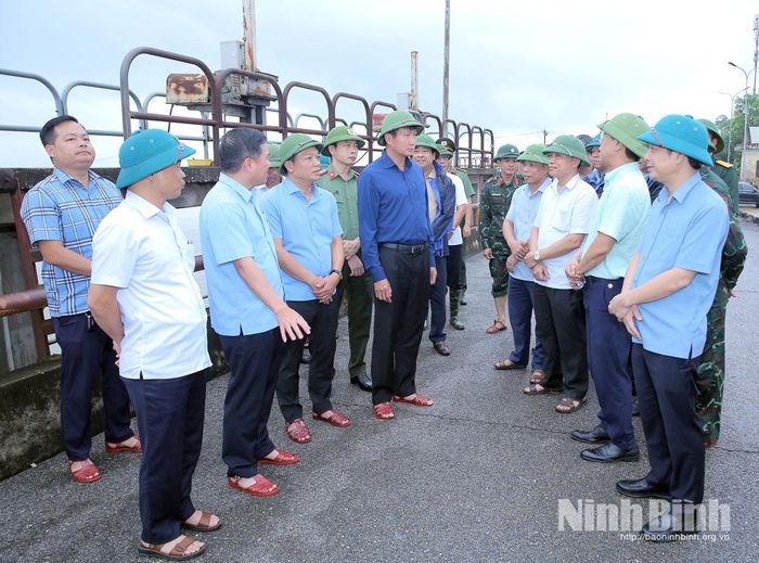 Đồng chí Bí thư Tỉnh ủy Trần Huy Tuấn và Đoàn công tác kiểm tra tại đập tràn Lạc Khoái, xã Gia Phong.