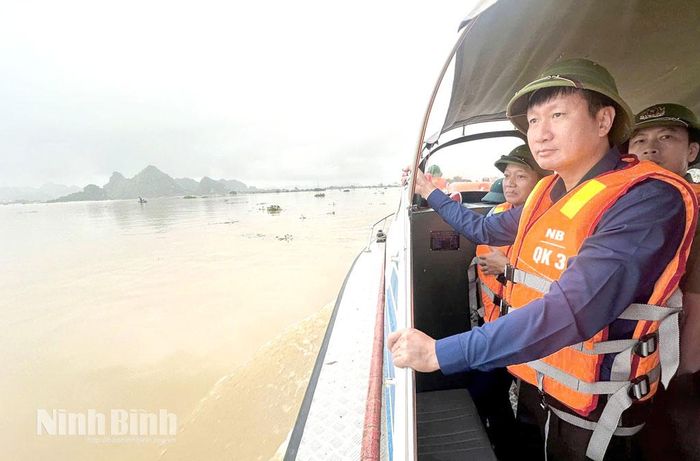 Đồng chí Bí thư Tỉnh ủy Trần Huy Tuấn kiểm tra tại vùng lũ sông Hoàng Long.