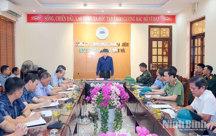 Đồng chí Bí thư Tỉnh ủy Trần Huy Tuấn và Đoàn công tác làm việc với Công ty TNHH MTV khai thác công trình thủy lợi Bắc Nam Hà.