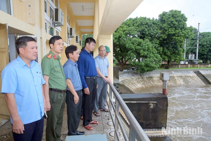 Đồng chí Bí thư Tỉnh ủy Trần Huy Tuấn và Đoàn công tác kiểm tra tại Trạm bơm điện Cốc Thành (Công ty TNHH MTV Khai thác công trình thủy lợi Bắc Nam Hà).