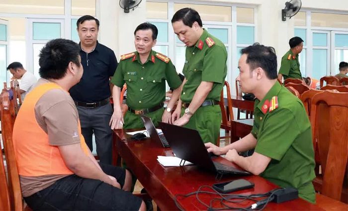 Đại tá Trần Quốc Huy - Phó Giám đốc Công an tỉnh Lào Cai trực tiếp đấu tranh với đối tượng trong đường dây. Ảnh: Công an tỉnh Lào Cai