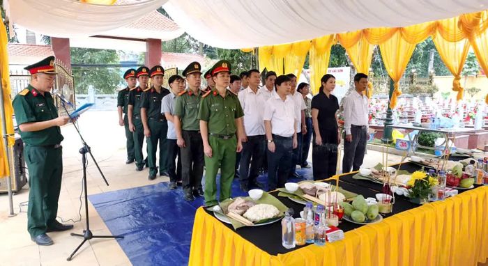 Các đại biểu dâng hương tưởng niệm các Anh hùng liệt sĩ tại Nghĩa trang liệt sĩ xã Lạc Sơn trước khi thực hiện nhiệm vụ khai quật, lấy mẫu phục vụ giám định ADN.