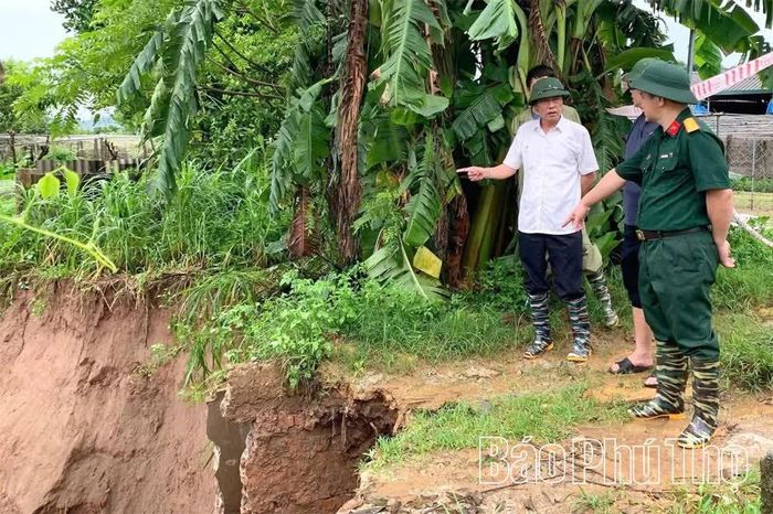 Ban Chỉ huy Phòng thủ dân sự xã Tu Vũ kiểm tra điểm sạt lở bờ sông Đà do ảnh hưởng đợt mưa lớn kéo dài hồi cuối tháng 8/2026.