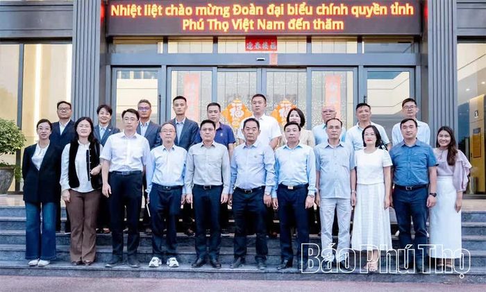 Đoàn công tác tỉnh Phú Thọ cùng lãnh đạo Tập đoàn Vật liệu xây dựng Hồng Thân Vân Nam.