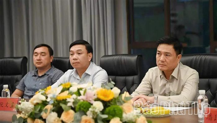 Đồng chí Vũ Việt Văn - Ủy viên Ban Thường vụ Tỉnh ủy, Phó Chủ tịch UBND tỉnh và các thành viên đoàn công tác tại buổi làm việc.