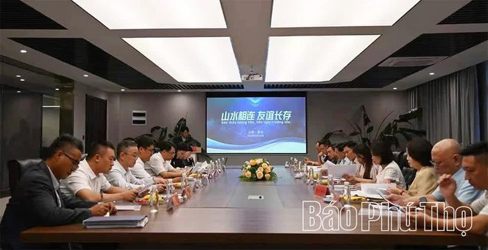 Quang cảnh buổi làm việc giữa đoàn công tác tỉnh Phú Thọ với Tập đoàn Vật liệu xây dựng Hồng Thân Vân Nam.