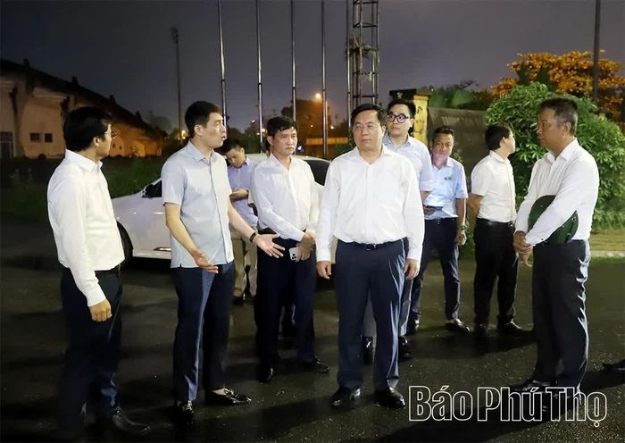 Chủ tịch UBND tỉnh Trần Duy Đông kiểm tra tình hình vận hành hệ thống điện chiếu sáng công cộng tuyến đường Trần Phú thuộc phường Việt Trì.